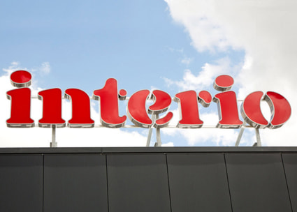 Interio Logo vor blauem Himmel Logo d'Interio devant un ciel bleu